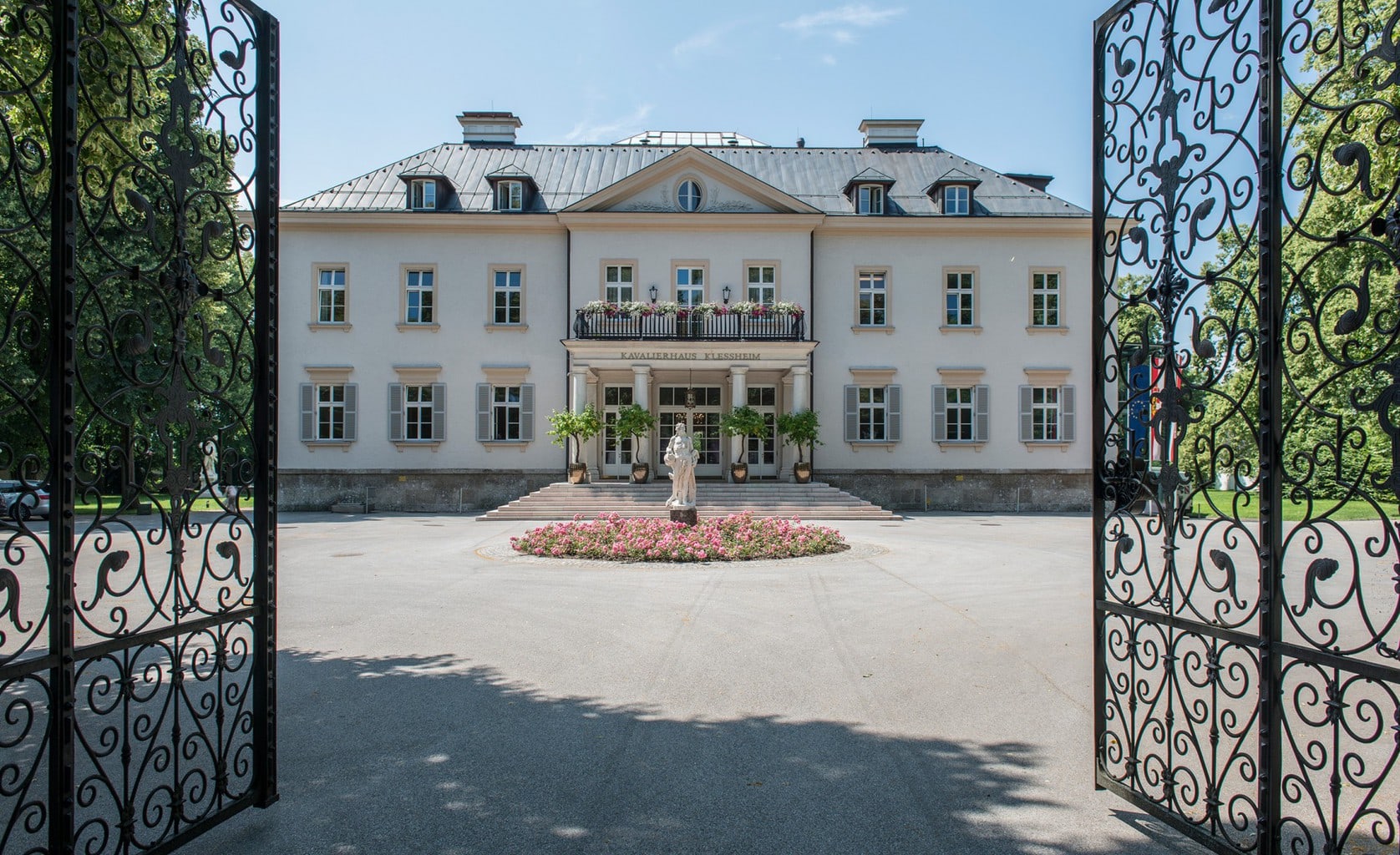 Kavalierhaus Klessheim elegant entry way